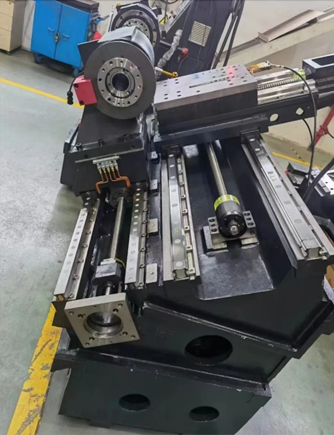 Токарный станок с наклонной станиной с ЧПУ BR570DYSA